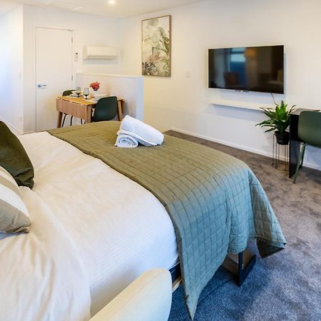 Luxury Studio With Balcony - Close To Supermarket Christchurch Dış mekan fotoğraf
