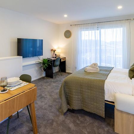 Luxury Studio With Balcony - Close To Supermarket Christchurch Dış mekan fotoğraf
