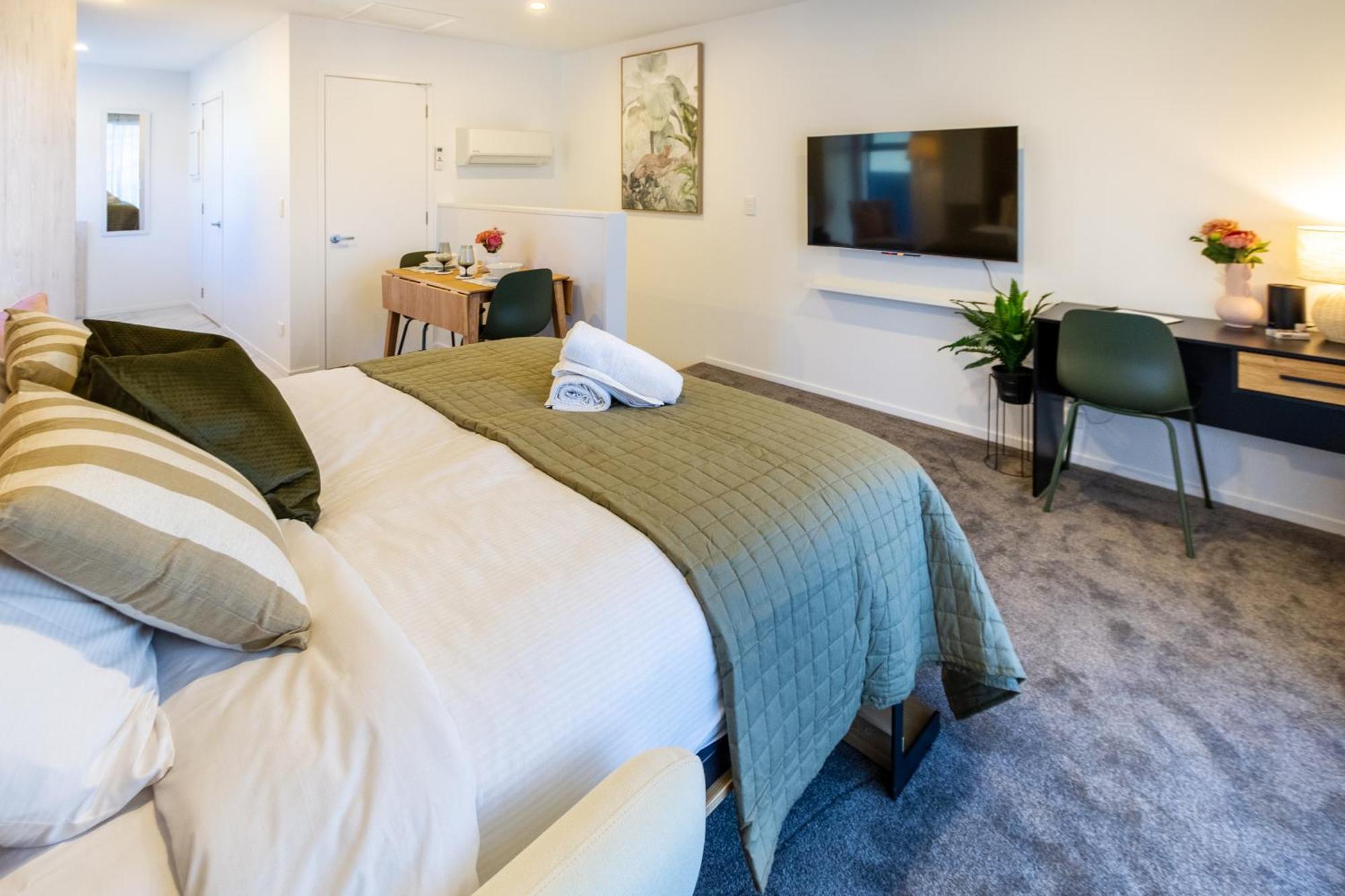 Luxury Studio With Balcony - Close To Supermarket Christchurch Dış mekan fotoğraf
