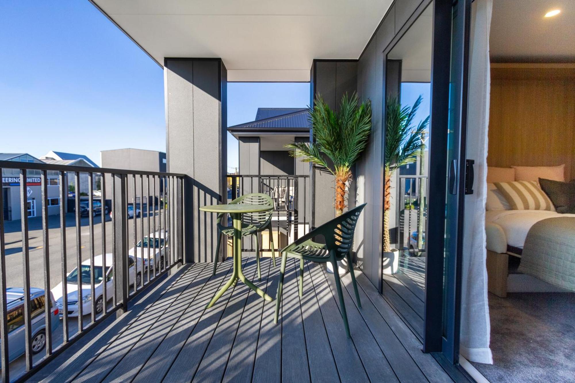 Luxury Studio With Balcony - Close To Supermarket Christchurch Dış mekan fotoğraf