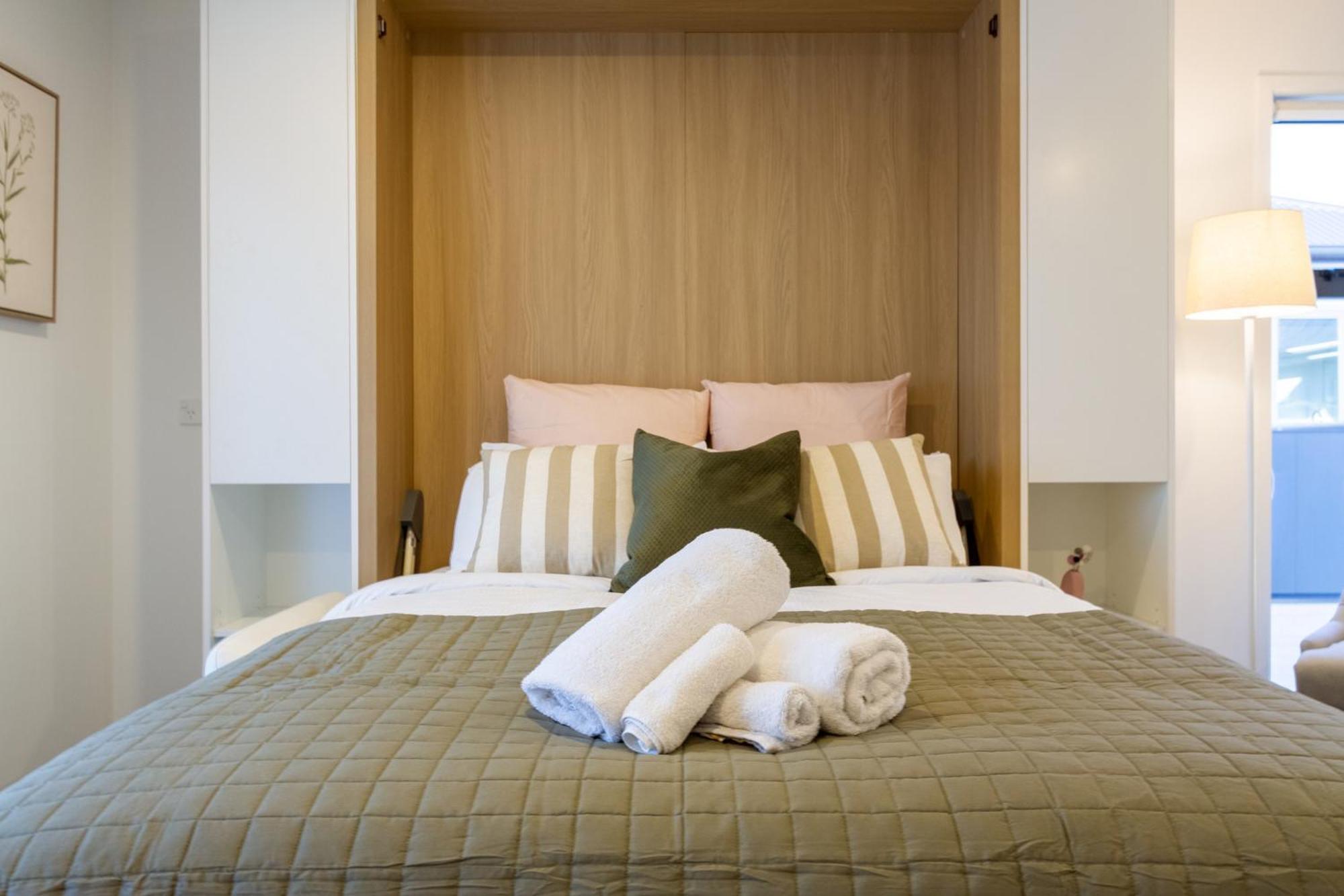 Luxury Studio With Balcony - Close To Supermarket Christchurch Dış mekan fotoğraf