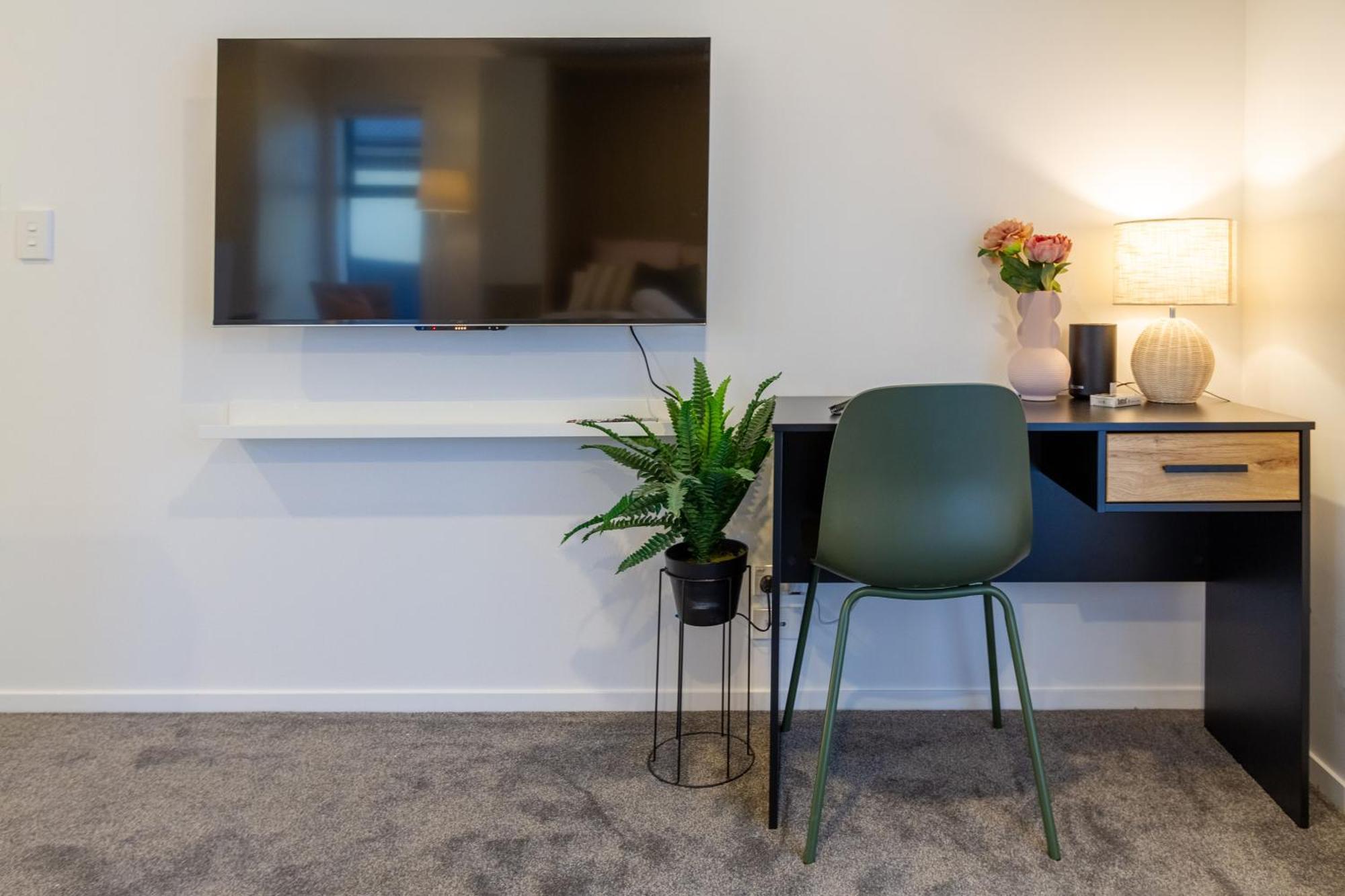 Luxury Studio With Balcony - Close To Supermarket Christchurch Dış mekan fotoğraf