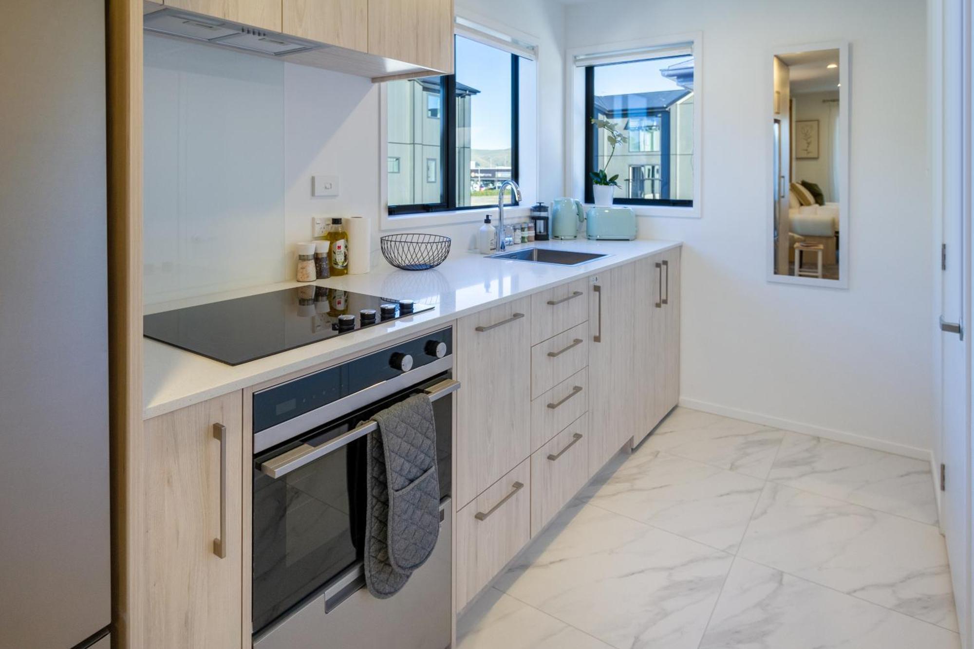 Luxury Studio With Balcony - Close To Supermarket Christchurch Dış mekan fotoğraf