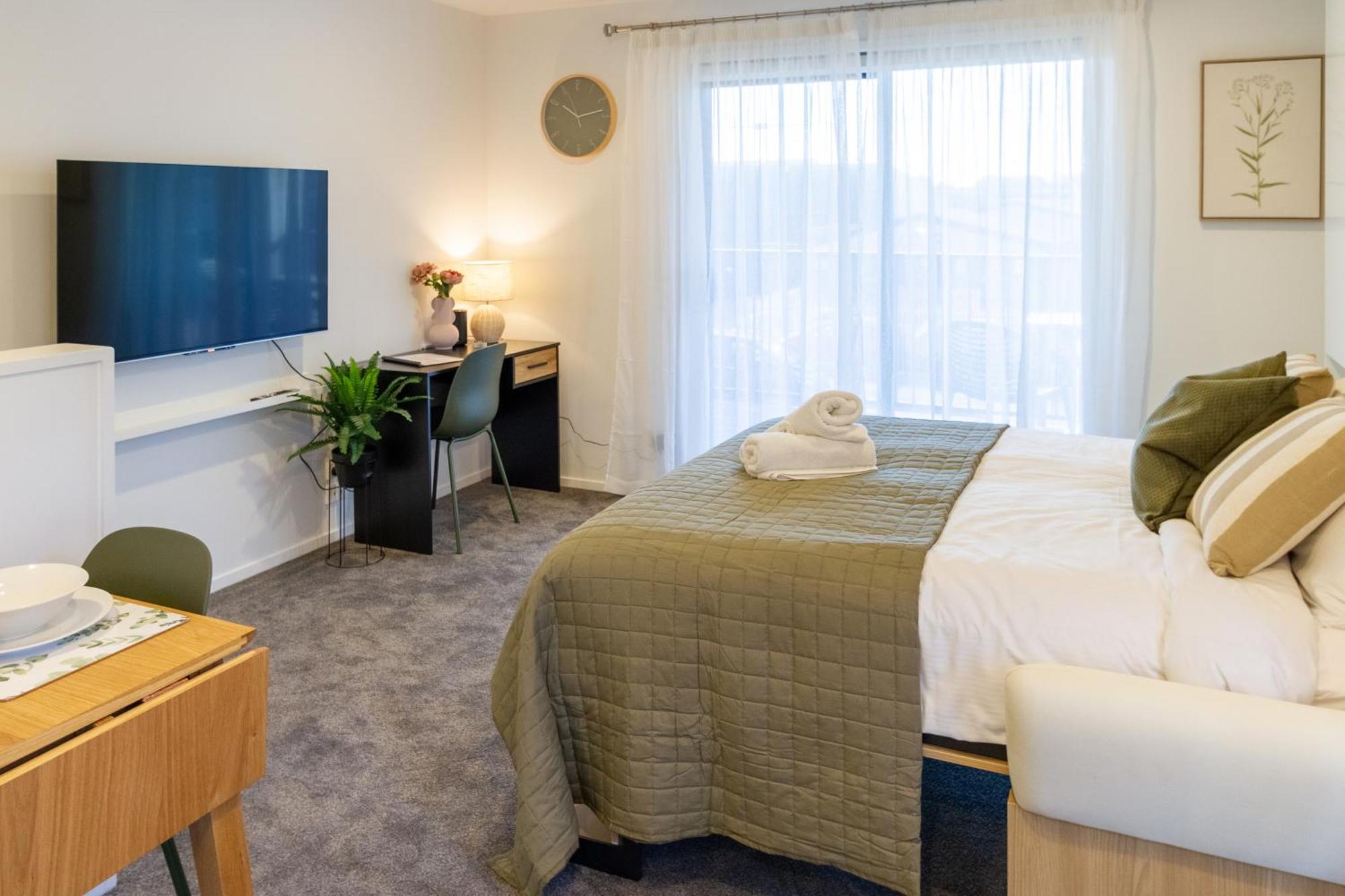 Luxury Studio With Balcony - Close To Supermarket Christchurch Dış mekan fotoğraf
